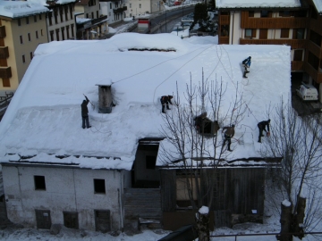 Hótakarítók a tetőn Cortina d'Ampezzo 1